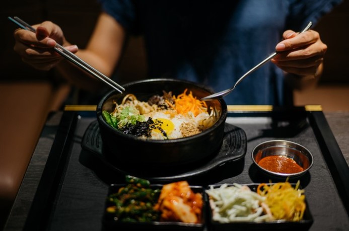 Begini Cara Makan ‘Bibimbap’, Nasi Campur Korea yang Populer