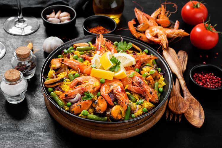 Paella, makanan khas Spanyol berupa nasi dengan ragam sayuran, dan daging yang mengundang selera