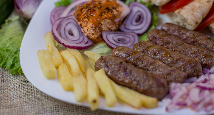 Ćevapi, daging panggang sebagai hidangan utama paling terkenal di Serbia