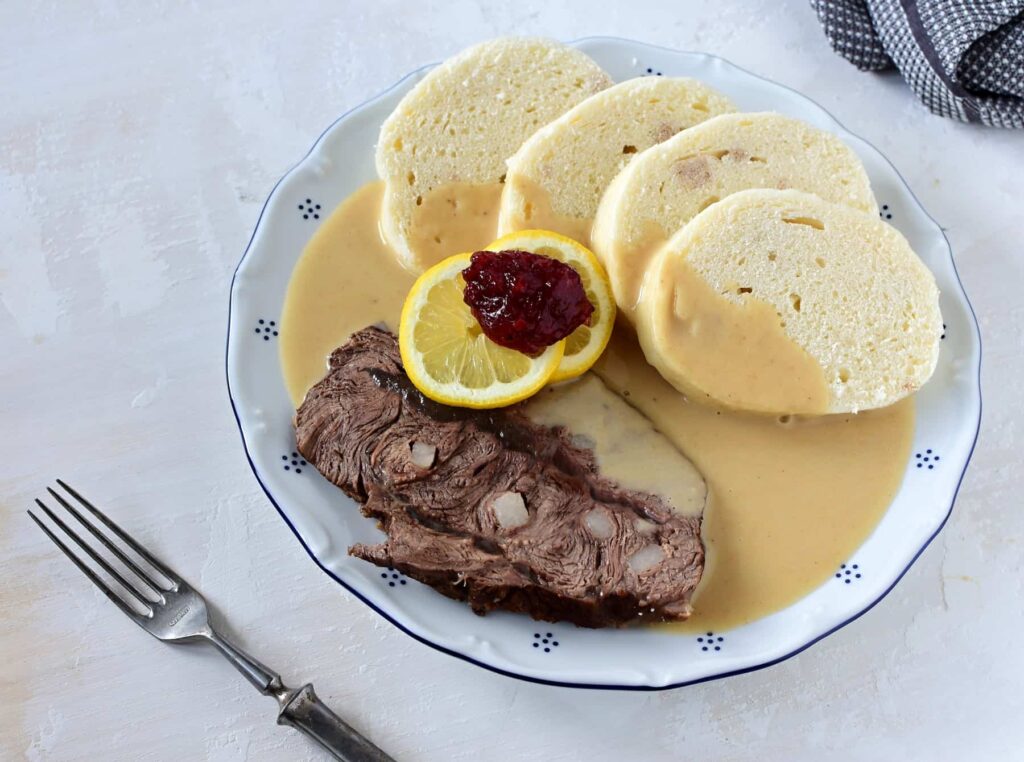 Svickova na smetane, daging sirloin dengan saus sayur