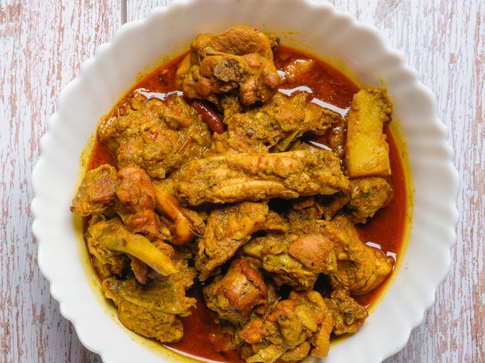 Ayam Bumbu Rempah dan Cabe, Pekat Kuahnya Lezat Rasanya