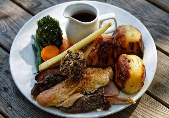 Sunday Roast adalah makan malam tradisional Inggris di hari Minggu