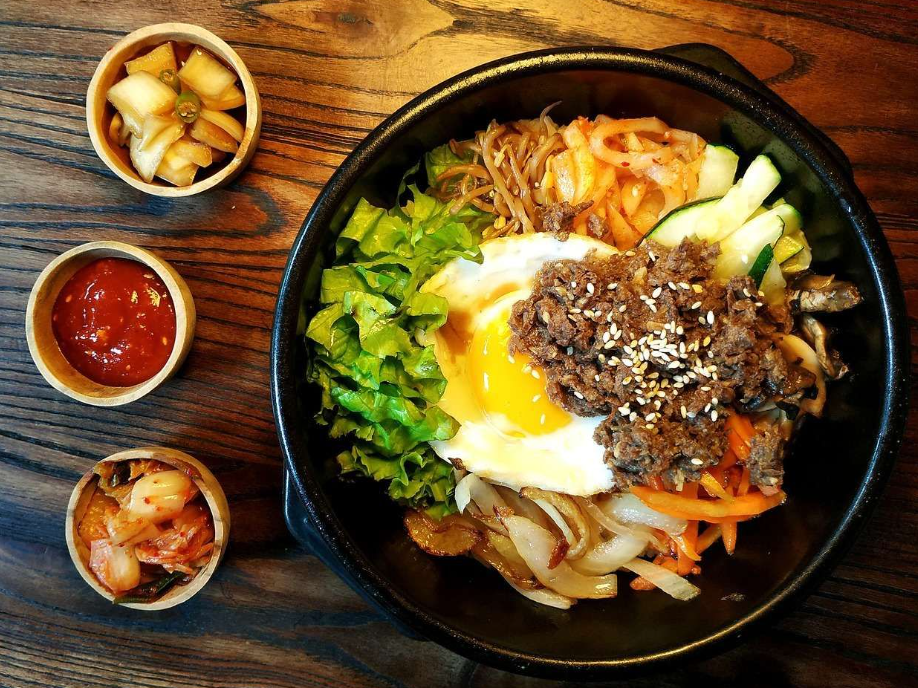 Bibimbap Adalah Hidangan Ikonik Korea: Sejarah, Variasi, dan Cara Membuatnya