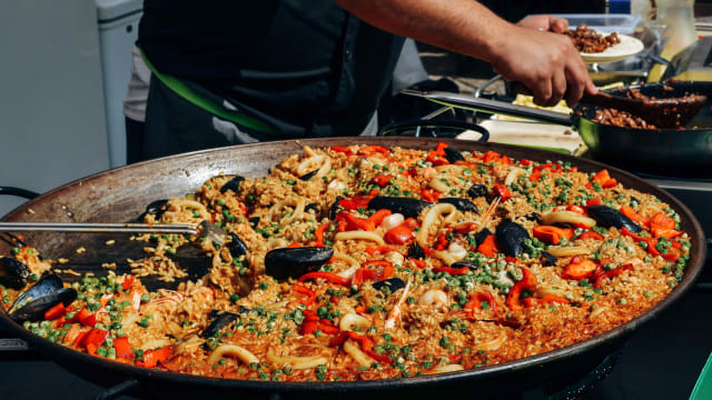 Paella: Hidangan Ikonik dari Spanyol yang Kaya Rasa